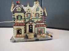 Porcelain Victorian House Village Piece - Photo 2