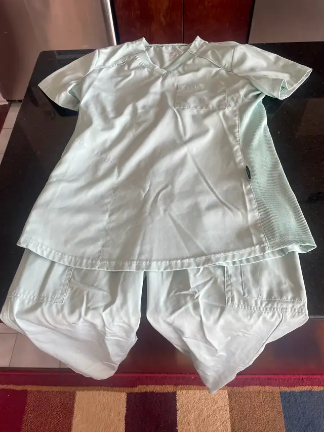 Three sets of medical scrubs in good condition! - Photo 2