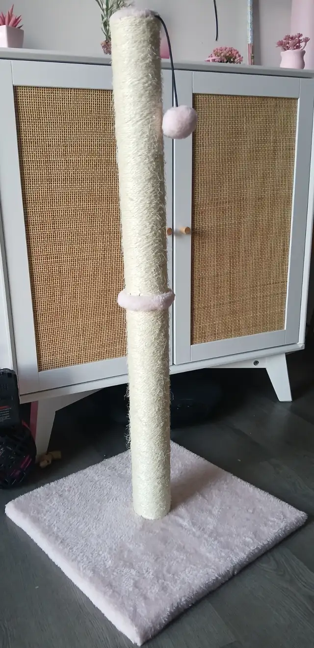 ARBRE À CHAT NEUF ET POTEAU POUR LES GRIFFES DE CHAT NEUF. - Photo 2
