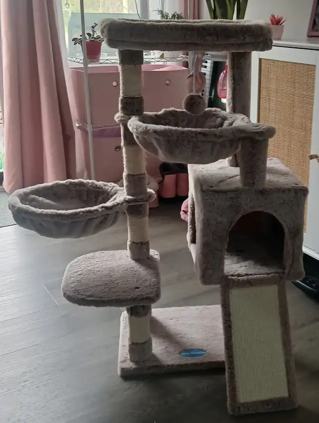ARBRE À CHAT NEUF ET POTEAU POUR LES GRIFFES DE CHAT NEUF.