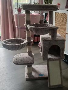 ARBRE À CHAT NEUF ET POTEAU POUR LES GRIFFES DE CHAT NEUF.