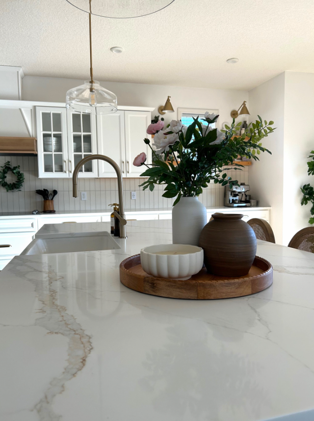 Countertop With Large Grey Veins 437-522-8447 - Photo 2