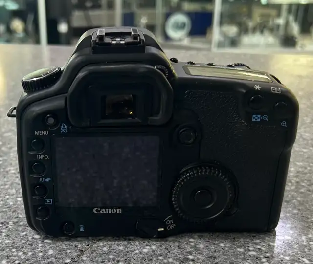 Canon 30D 8.2MP DSLR - Photo 2