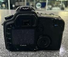 Canon 30D 8.2MP DSLR - Photo 2