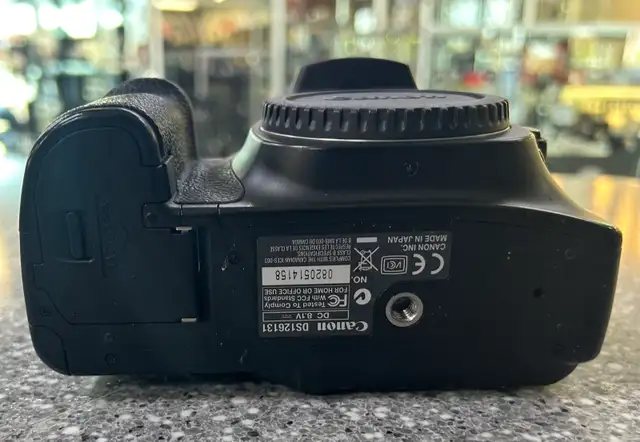 Canon 30D 8.2MP DSLR - Photo 4