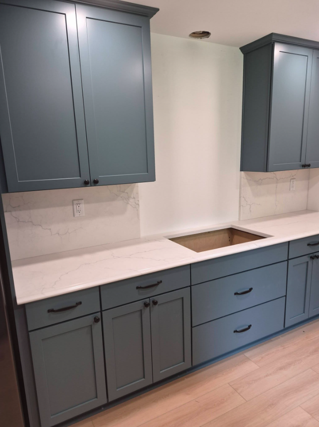 Grey White Countertop - With Blue Island - Photo 2