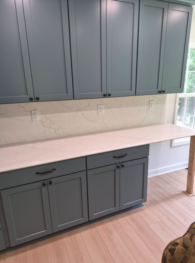 Grey White Countertop - With Blue Island - Photo 6