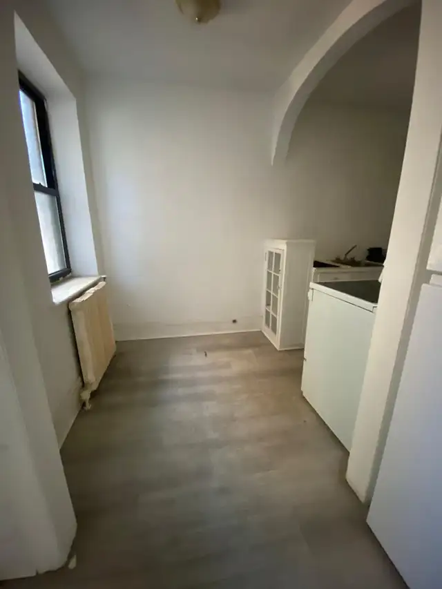 APARTMENT  FOR  RENT IN WINDSOR - Photo 2