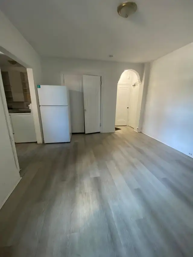 APARTMENT  FOR  RENT IN WINDSOR - Photo 3