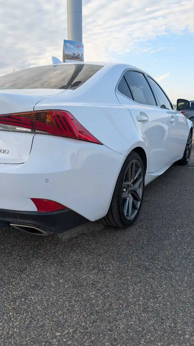 2019 Lexus IS 300 AWD/F Sport edition - Photo 2