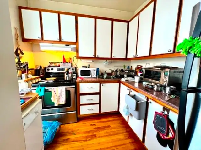Bright and Spacious 3 bedroom available downtown - Photo 2