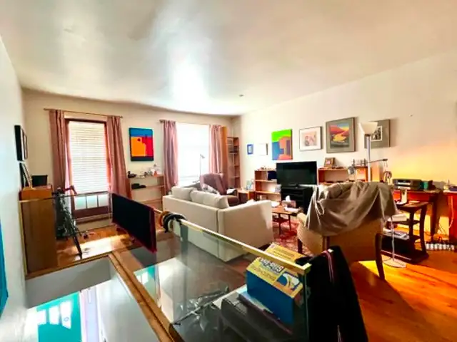 Bright and Spacious 3 bedroom available downtown - Photo 7