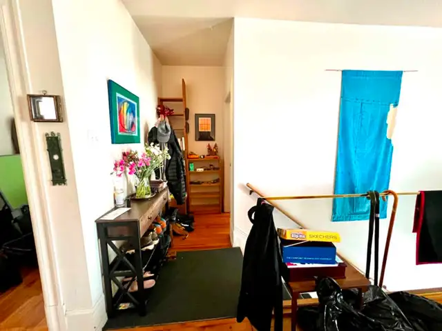 Bright and Spacious 3 bedroom available downtown - Photo 13