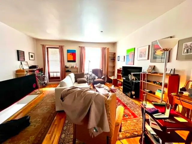 Bright and Spacious 3 bedroom available downtown - Photo 15