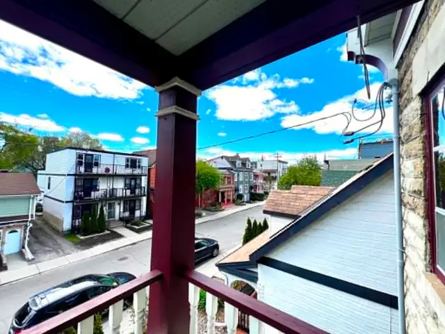 Bright and Spacious 3 bedroom available downtown - Photo 17