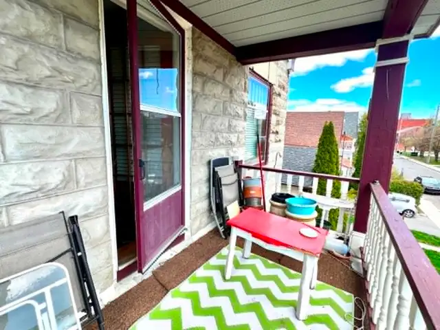 Bright and Spacious 3 bedroom available downtown - Photo 18