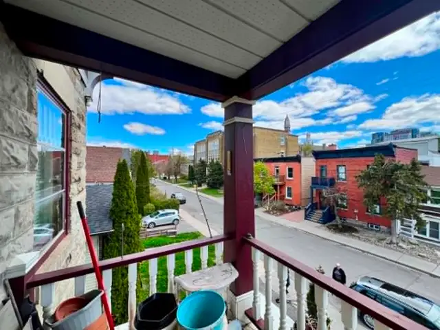 Bright and Spacious 3 bedroom available downtown - Photo 19