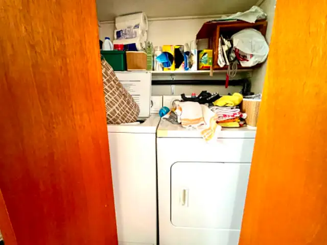 Bright and Spacious 3 bedroom available downtown - Photo 22