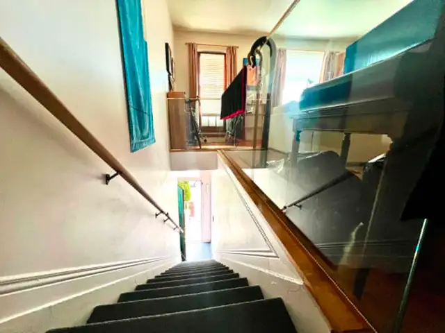 Bright and Spacious 3 bedroom available downtown - Photo 23