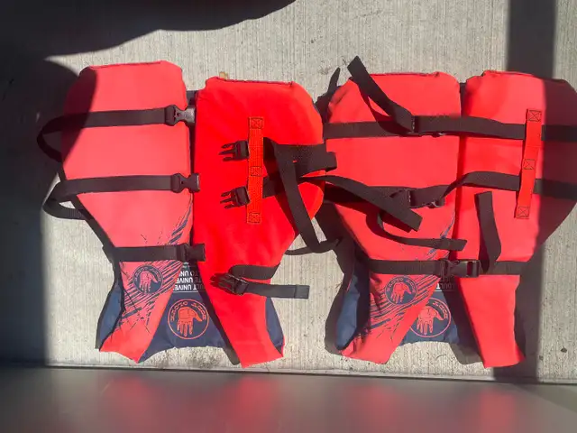 Selling two lifejackets! - Photo 2