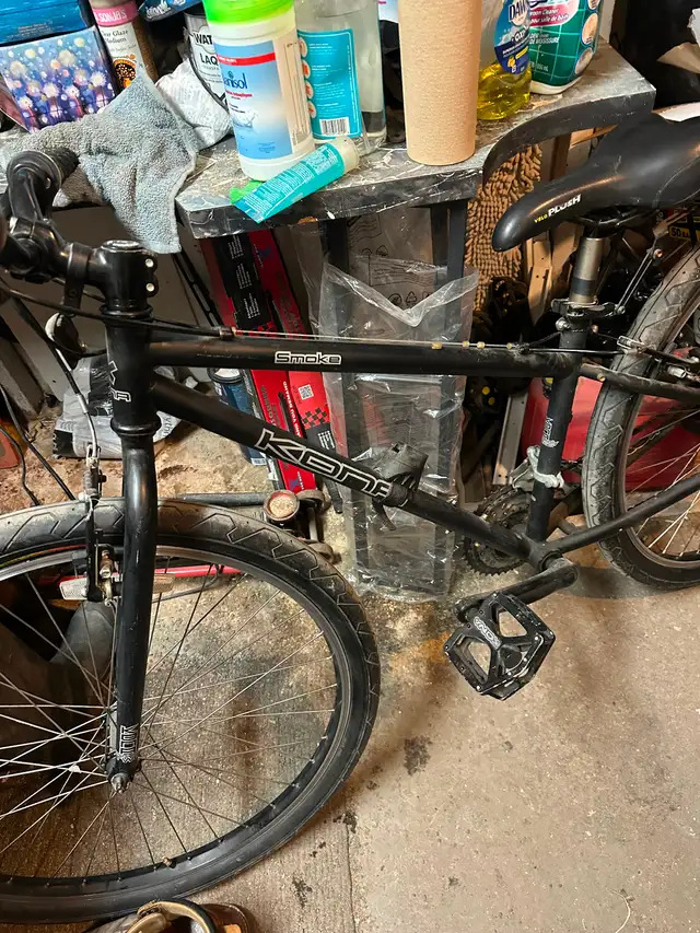 Vélo prêté à rouler en bonne état