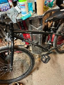 Vélo prêté à rouler en bonne état