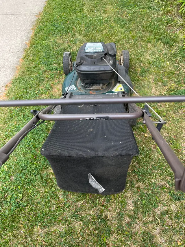 Gasoline lawn mover with bag - Photo 3