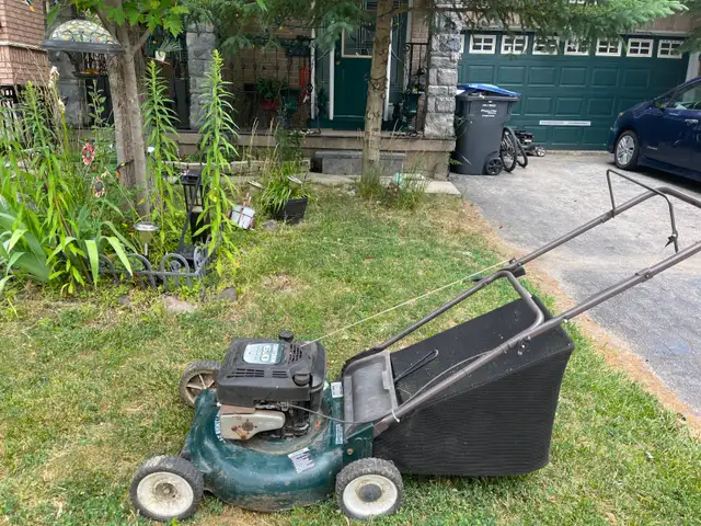Gasoline lawn mover with bag - Photo 4