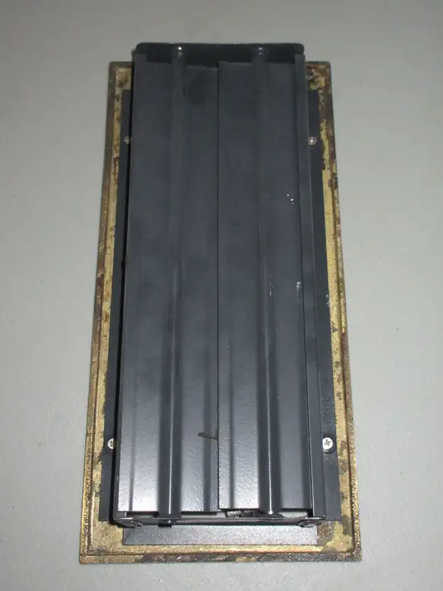 BRASS HEAT VENT (APPROX. 11' X 5.5')AS PICTURED PD. $26 FOR IT