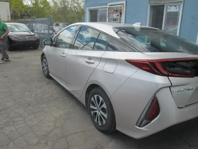 2020 Toyota Prius Prime plug in hybrid - Photo 10
