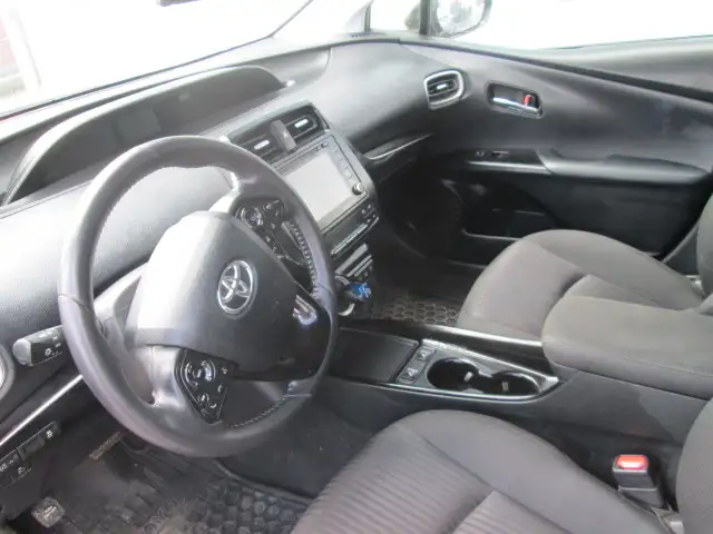 2020 Toyota Prius Prime plug in hybrid - Photo 13
