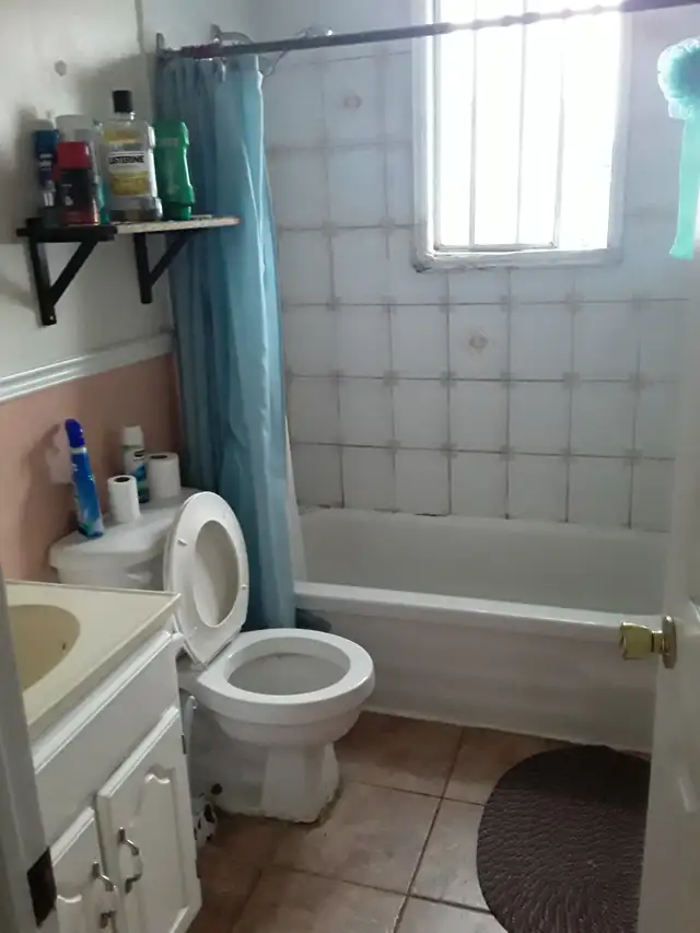 A room for rent at St Claire and Keele for male professional - Photo 2