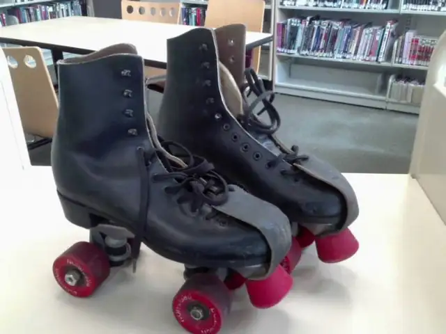 ROLLER SKATES