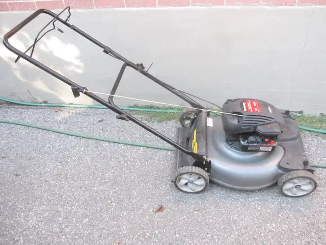 SELF-PROPELLED MTD 21' YARD MACHINE LAWN MOWER BRIGGS 158CC ENG