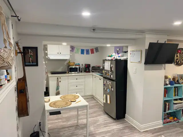 Annex Spacious 1 Bdrm basement apartment plus den by subway - Photo 3