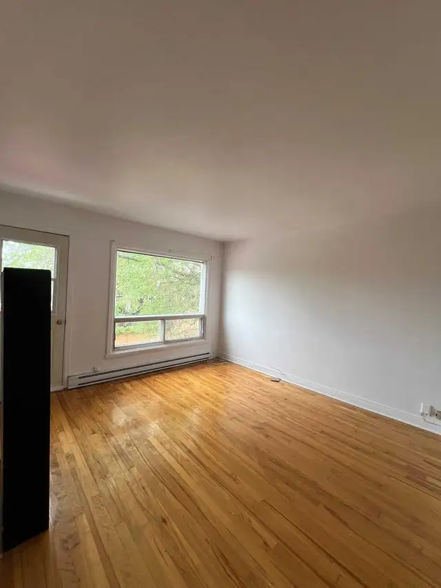Appartement 5 et demi a louer ,2 balcons haut de duplex éclairé