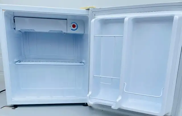 Danby Countertop Fridge, 1.6 cu - Photo 2