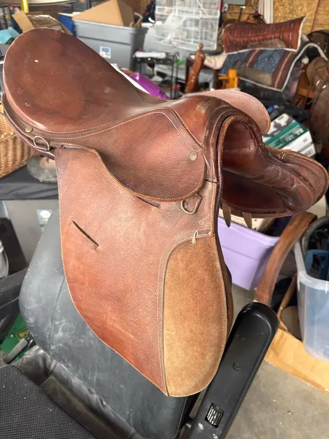 older jumping saddle - Photo 2