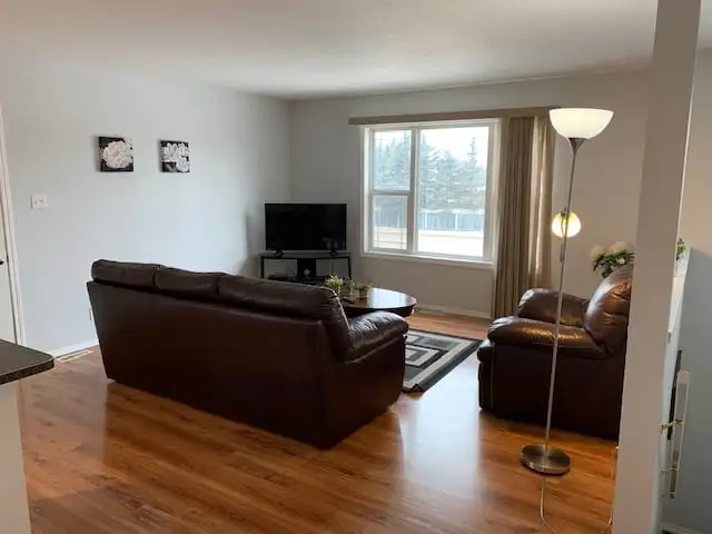 Spacious 3 bed, 2 bath half duplex - Photo 4