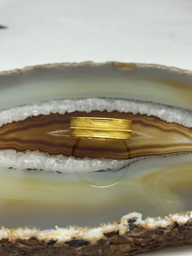 Textured 22K band - Photo 4