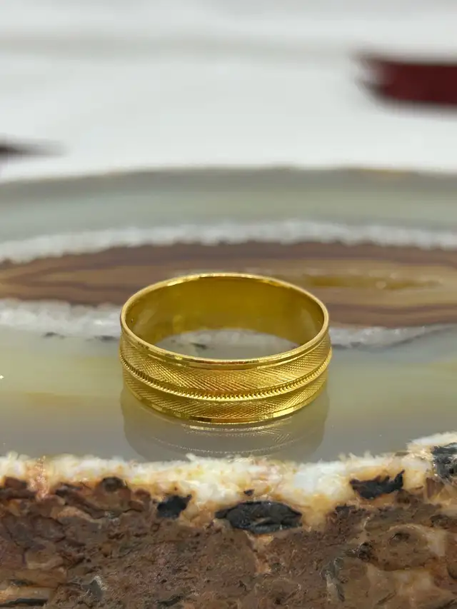 Textured 22K band - Photo 5