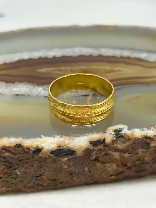 Textured 22K band - Photo 6