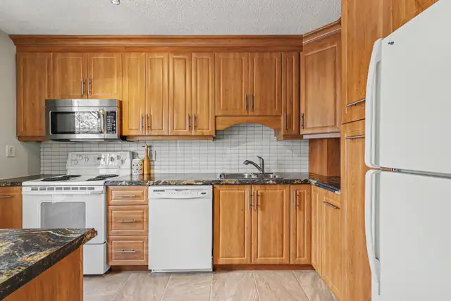 3 bedroom end-unit w/easy access to Hwy 174 - Photo 2