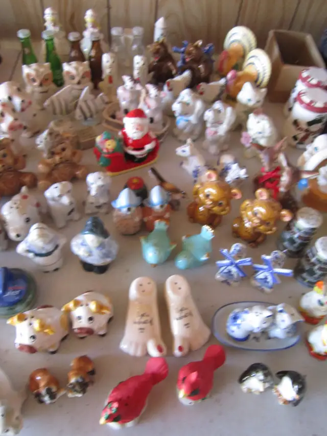 SALT  AND  PEPPER  SHAKERS  SETS