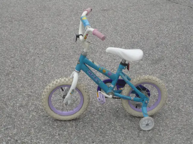 UP FOR SALE GIRL'S 12' HUFFY SEASTAR WITH TRAINING WHEELS BIKE! - Photo 3