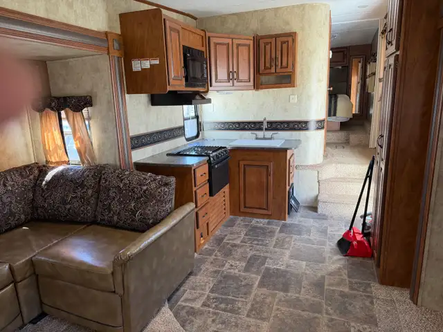 2013 RV Laredo - Photo 8