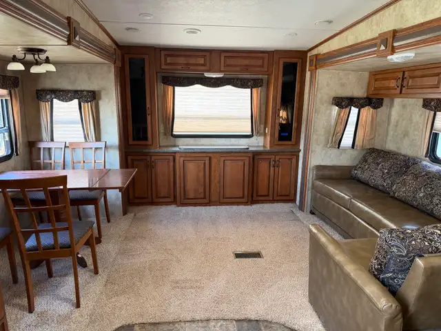 2013 RV Laredo - Photo 10
