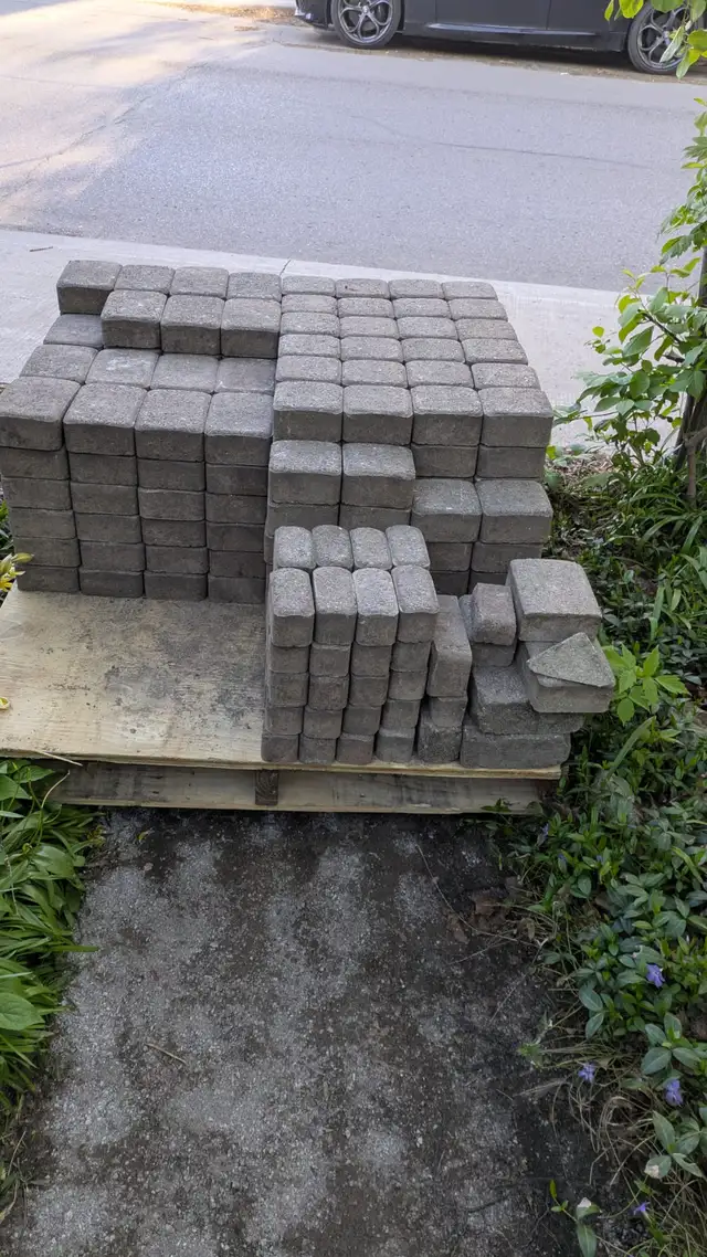 Free - at the curb: skid of interlock paving bricks - Photo 2