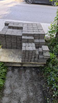 Free - at the curb: skid of interlock paving bricks - Photo 2