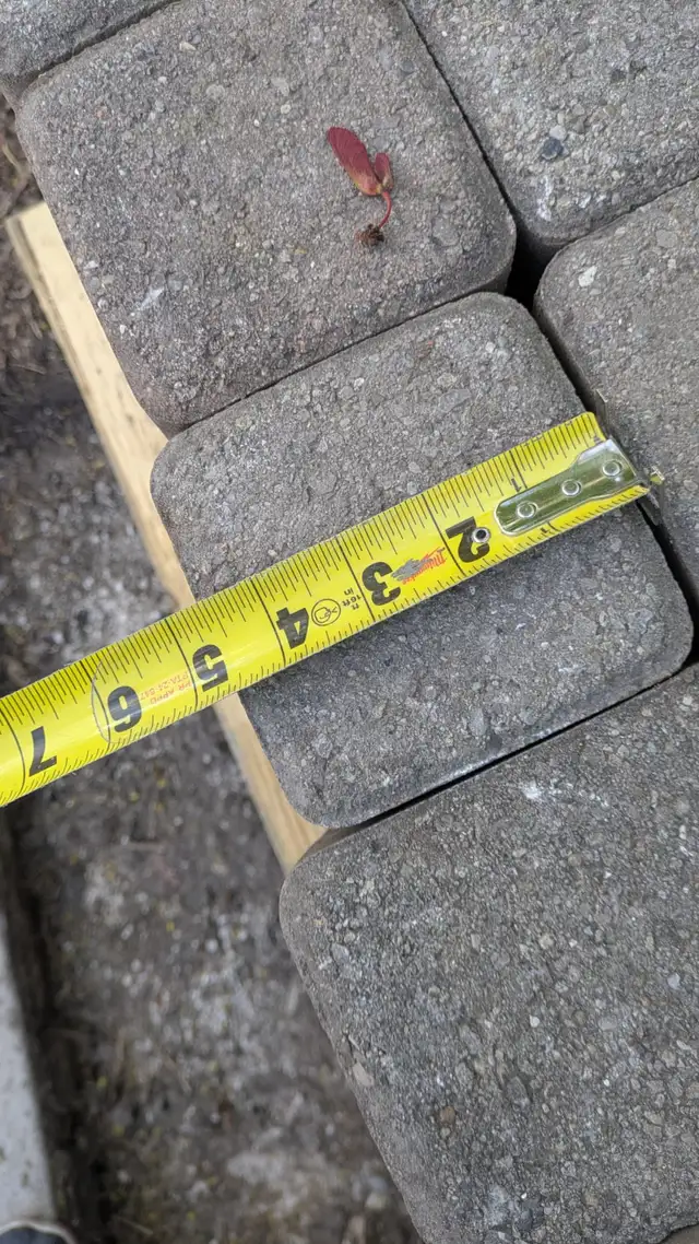 Free - at the curb: skid of interlock paving bricks - Photo 3